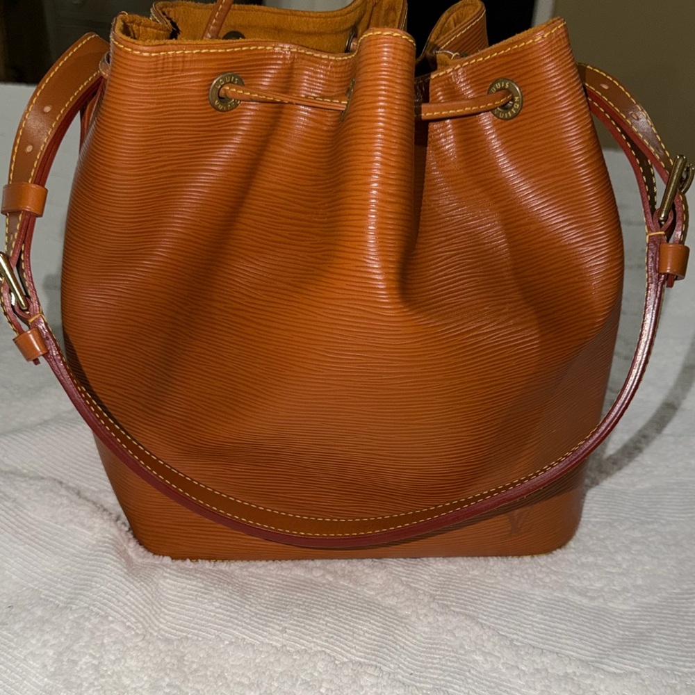 Louis vuitton Elegant Tan Leather Bucket Bag